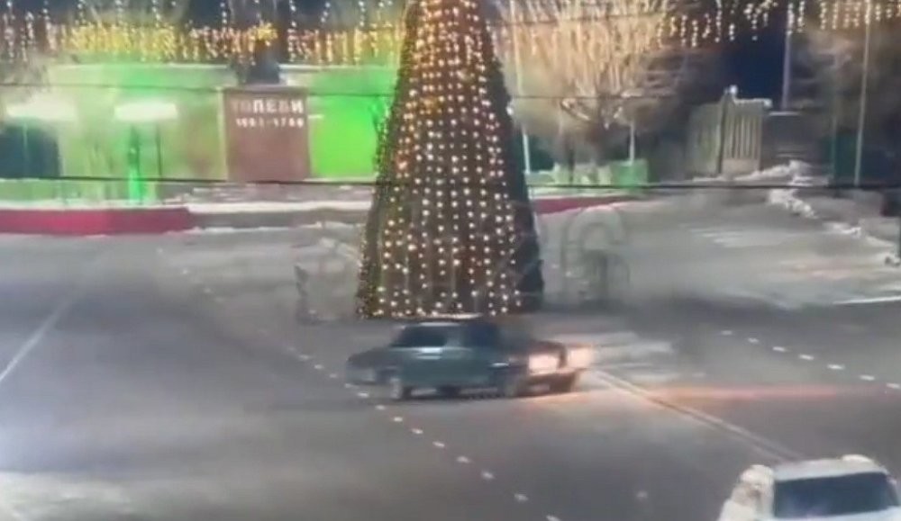 "Подрифтил" и оставил людей без новогодней ёлки