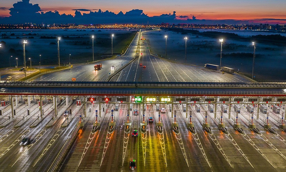 Льготный проезд для электромобилей по платным трассам продлят на 2026 год