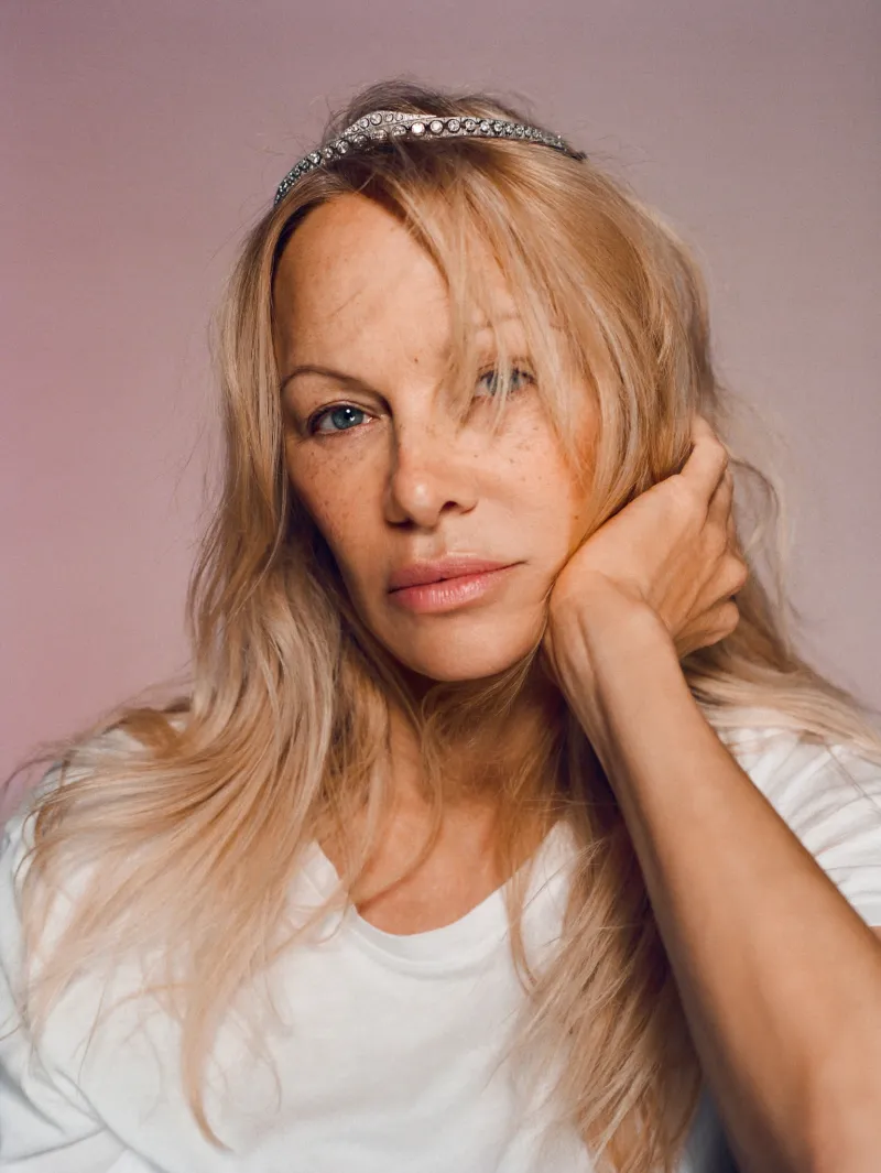 Памела Андерсон снялась в уникальной фотосессии без макияжа, показав свою естественную красоту