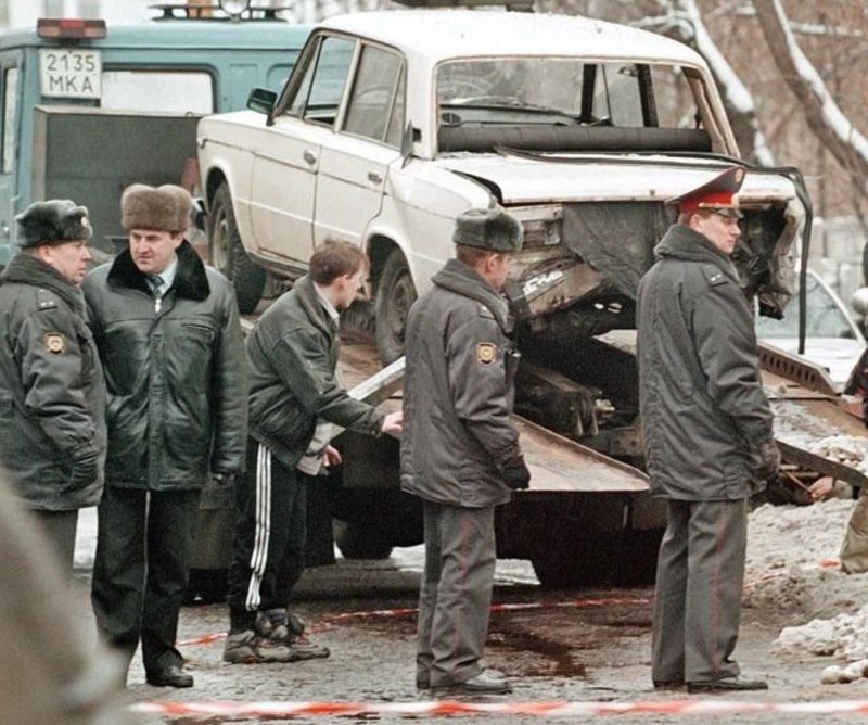 Милиционеры осматривают машину после того, как она взорвалась у посольства США в центре Москвы. 17 января, 1999 года.