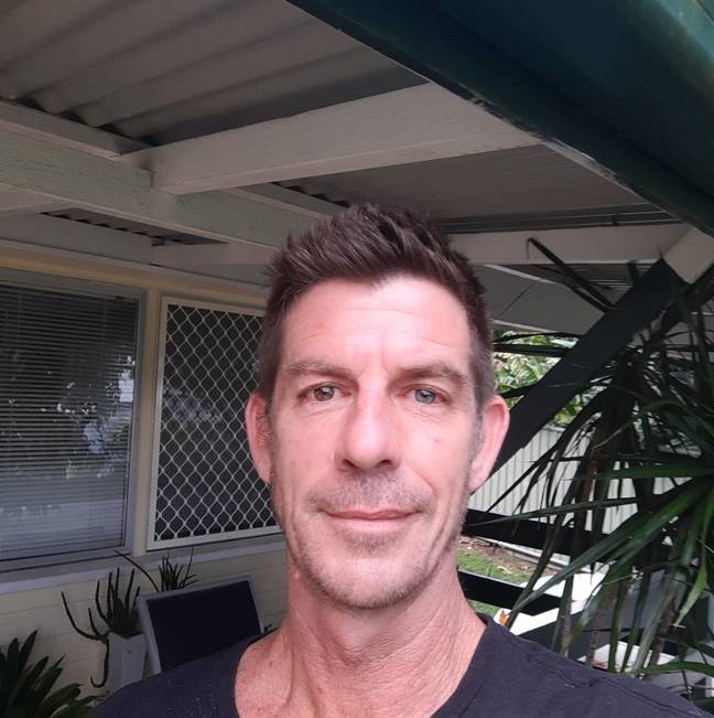"Расслаблял мышцы": в Австралии мужчина госпитализирован с инсультом из-за хруста шеей