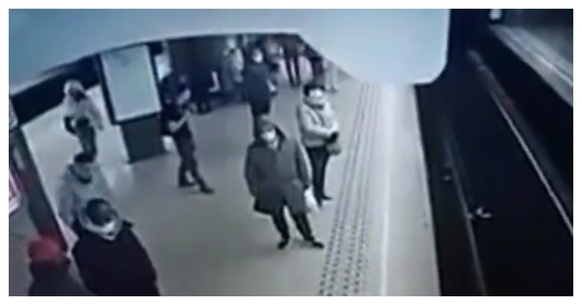 Мужчина умышленно толкнул женщину на пути под прибывающий поезд