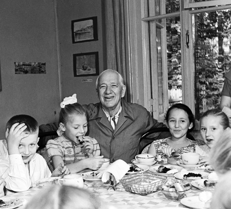 Писатель Корней Чуковский принимает гостей у себя на даче, 1961 год