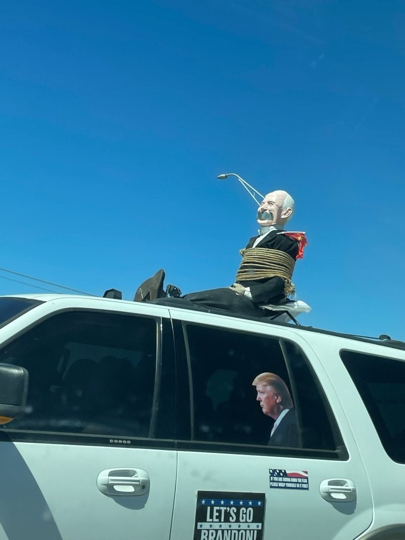 Кукла в виде Байдена на авто в США