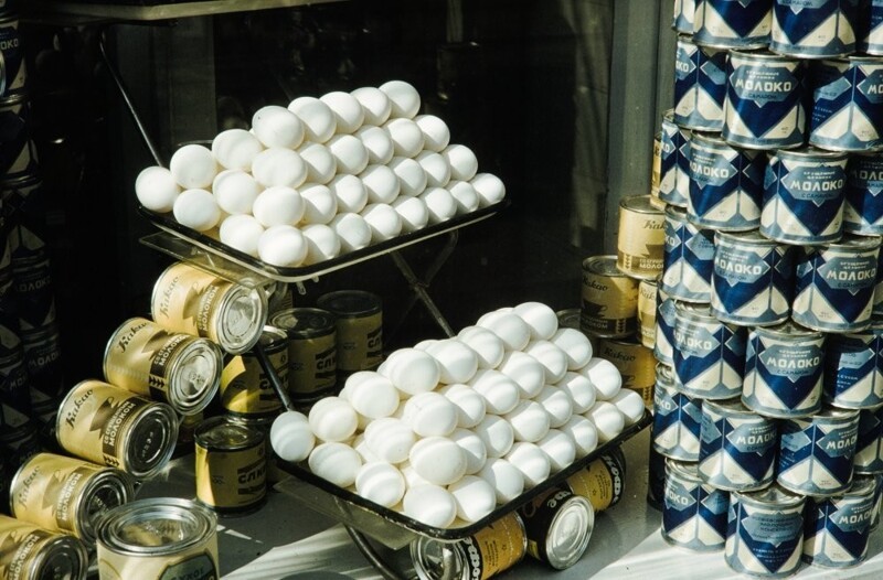 Товарные композиции из яиц, банок сгущённого молока и какао на витрине в Москве, 1959 год