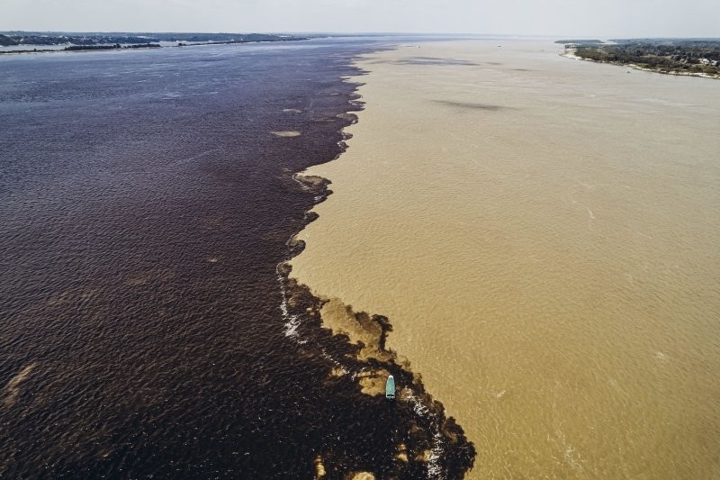 9. Как выглядит слияние Амазонки и реки Риу-Негру. Такой контраст - из-за разницы в температуре, скорости и плотности воды