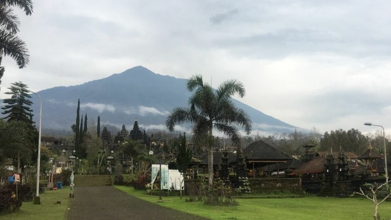 Российского блогера, оголившего ягодицы на фоне священного вулкана, депортируют с Бали