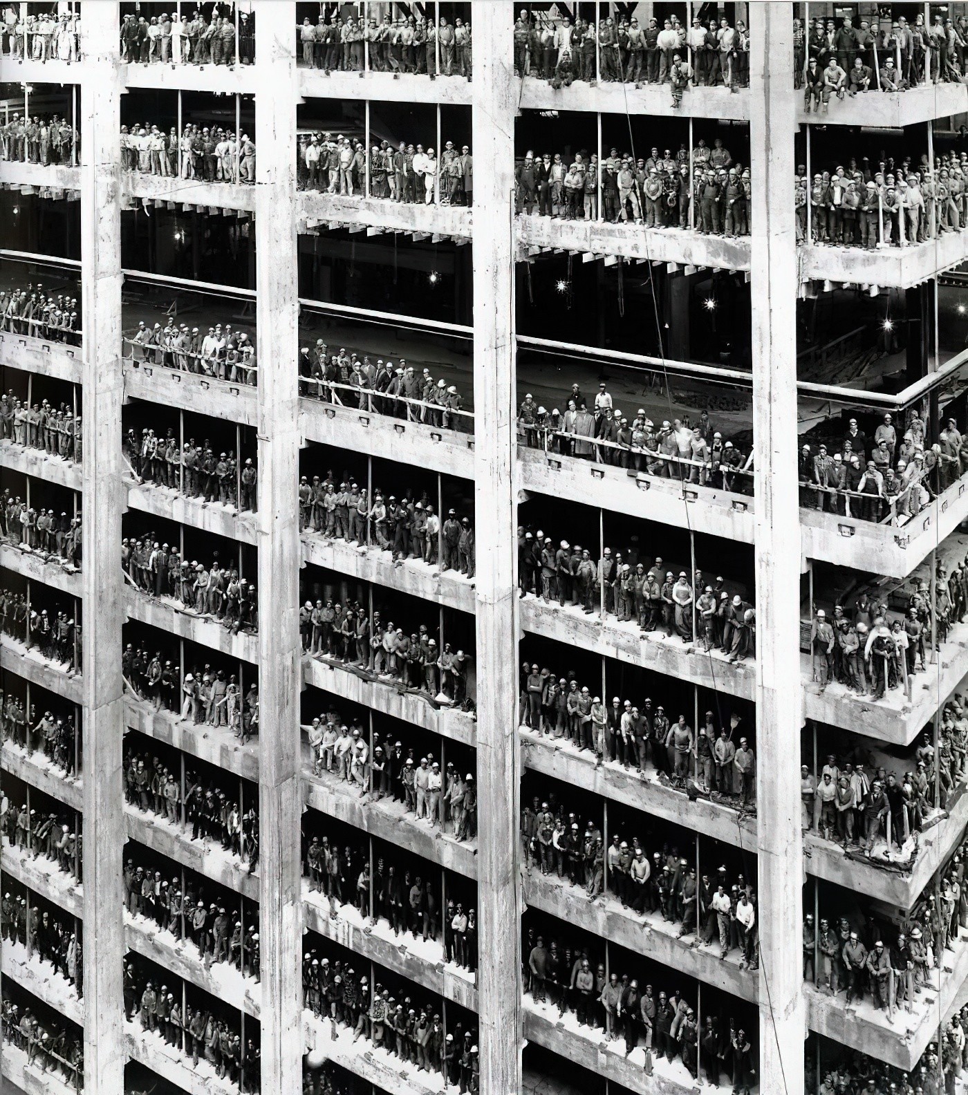 9. Более 3000 рабочих, участвовавших в возведении Chase Manhattan Bank в Нью-Йорке, позируют для фотографии по завершении строительных работ, август 1964 года
