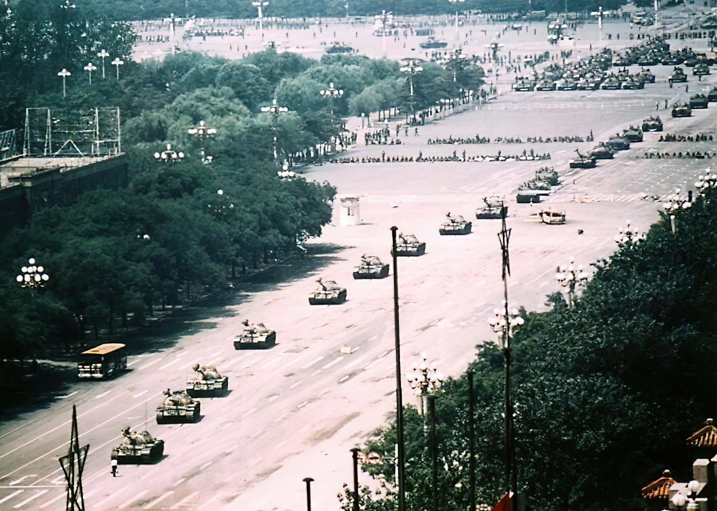 2. Неизвестный бунтарь перед танковой колонной на площади Тяньаньмэнь 5 июня 1989 года, необрезанная версия снимка