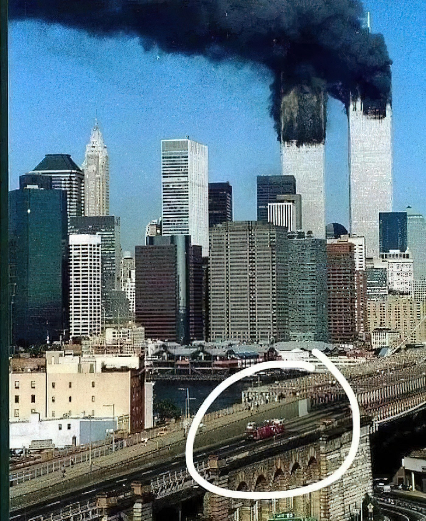 6. Пожарная машина движется по Бруклинскому мосту к Всемирному торговому центру 11 сентября 2001 года. Все, кто был в грузовике, вскоре погибли