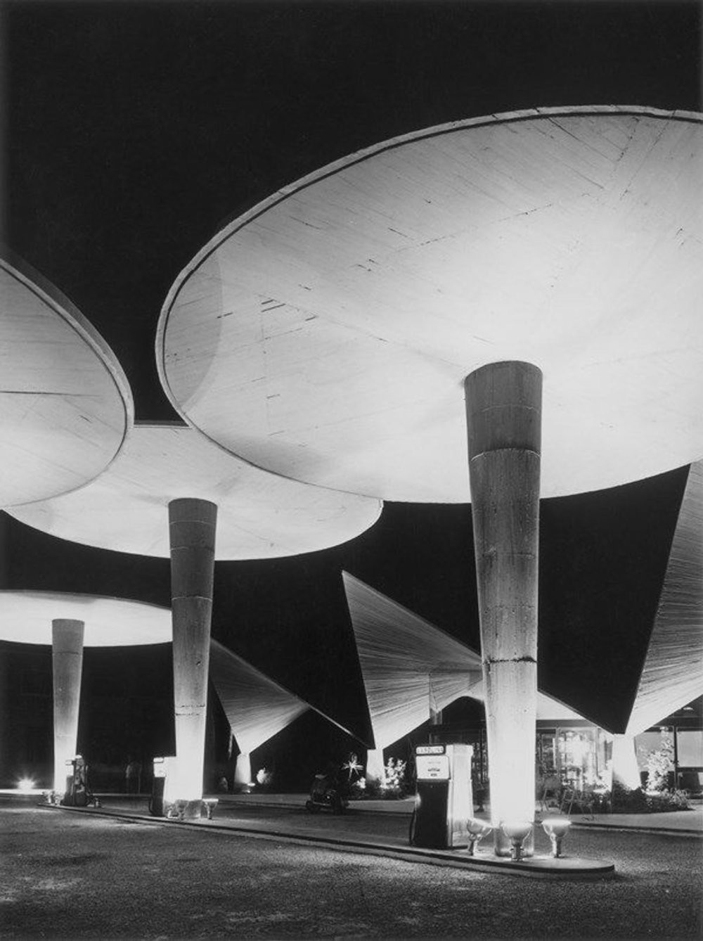 18. Заправка 1960 года в Валенсии, Испания. Архитектор - Хуан Аро Пиньяр