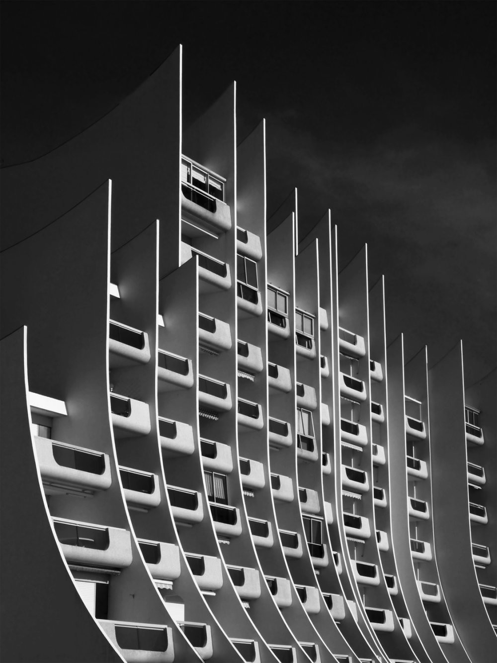 4. Здание в виде волны "L'immeuble En Vague" в Бретани, Франция. Спроектировано архитектором Пьером Дусе, построено в 1970-х