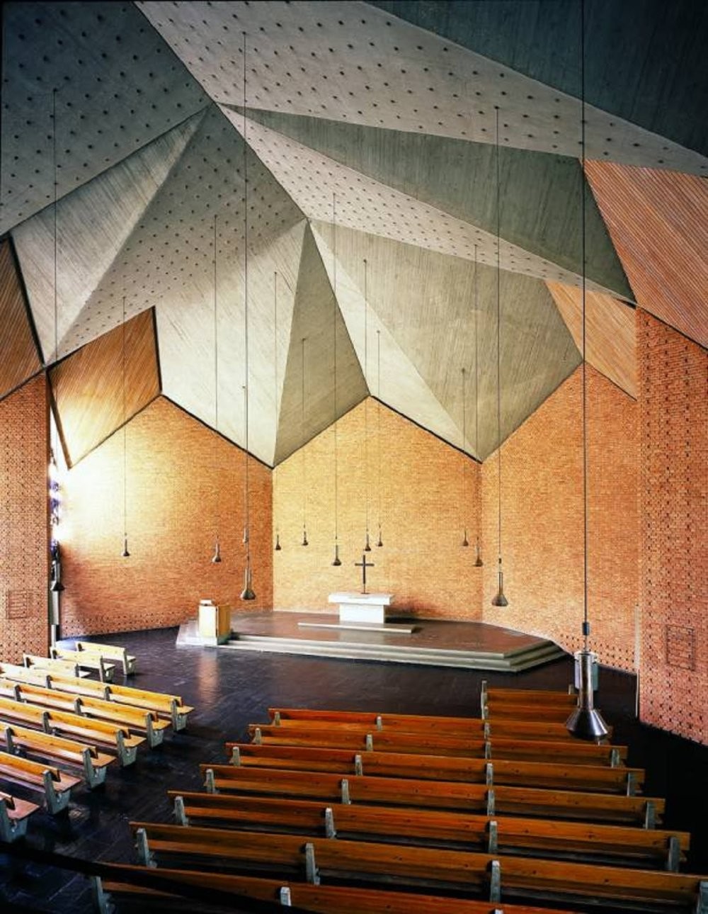 17. Церковь Христа в немецком городе Бохум. Построена в 1956–1959 годах, архитектор - Дитер Остерлен