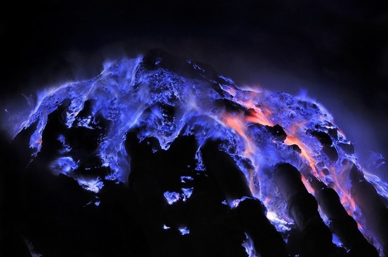 1. Кава Иджен - единственный вулкан в мире с голубой лавой