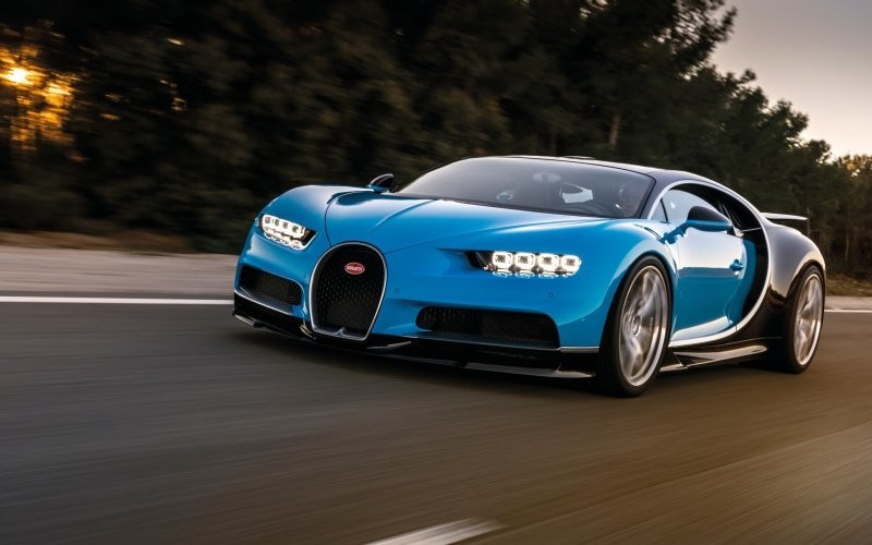 9. Двигатель автомобилей Bugatti настолько мощный, что в мире нет таких шин, которые выдерживали бы его максимальную скорость