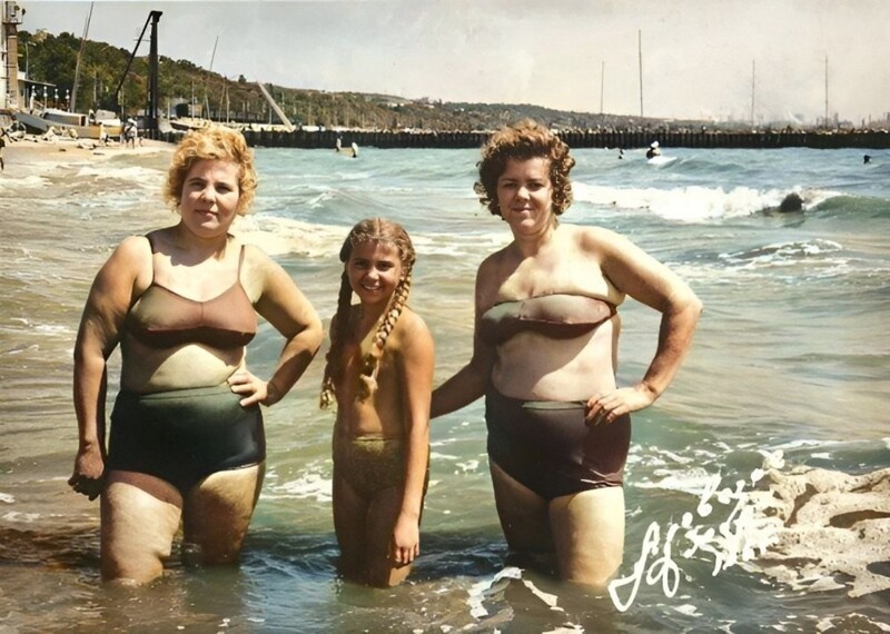 Пляж у водной станции КХЗ, 1967 год.