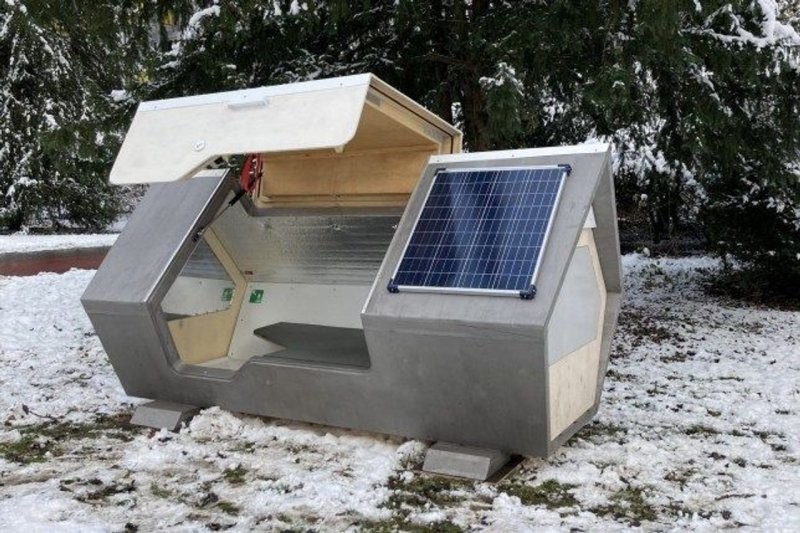 7. Инженеры города Ульм, Германия, создали дома на солнечных батареях для бездомных. Каждая капсула вмещает до двух человек и оснащена: воздушным фильтром, освещением, детектором дыма и датчиком движения