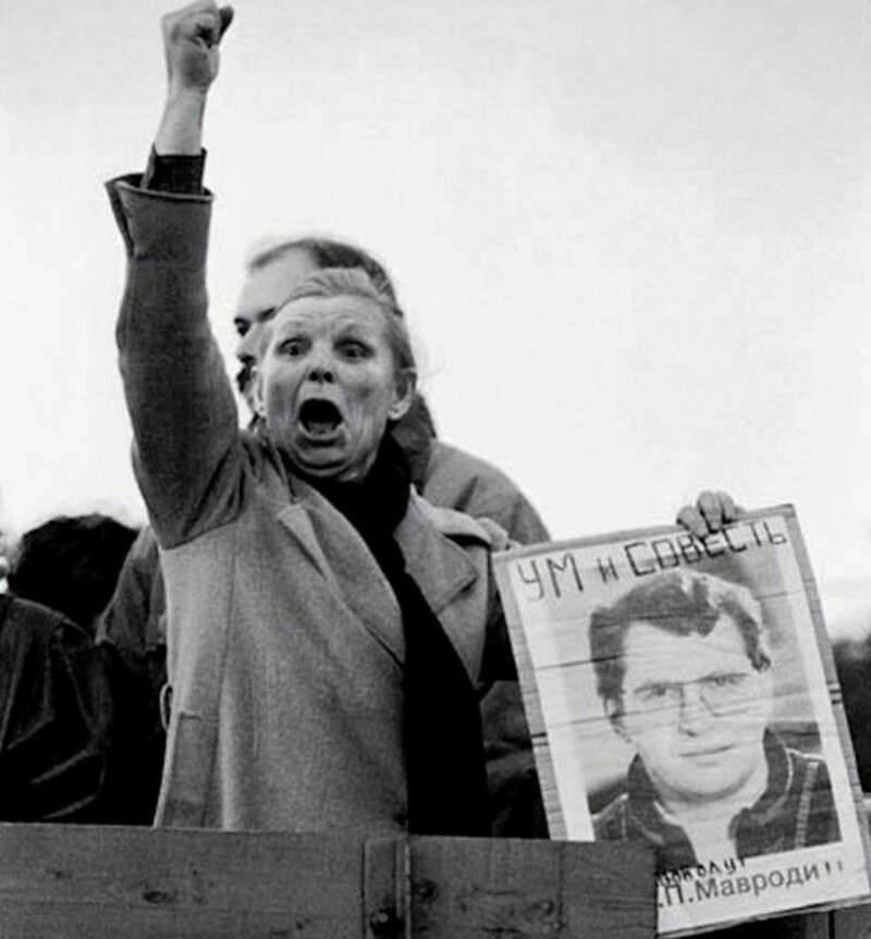 3. Женщина на митинге в поддержку арестованного Сергея Мавроди, 1994 год