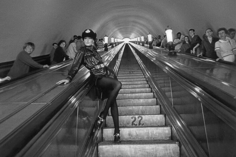 15. Карла Бруни в метро Санкт-Петербурга, 1991 год