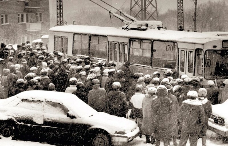 6. В ожидании посадки на троллейбус, Владивосток, 1994 год