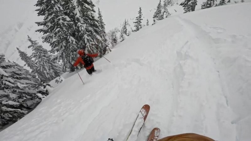 Лыжник спас сноубордиста, попавшего в "снежный колодец"