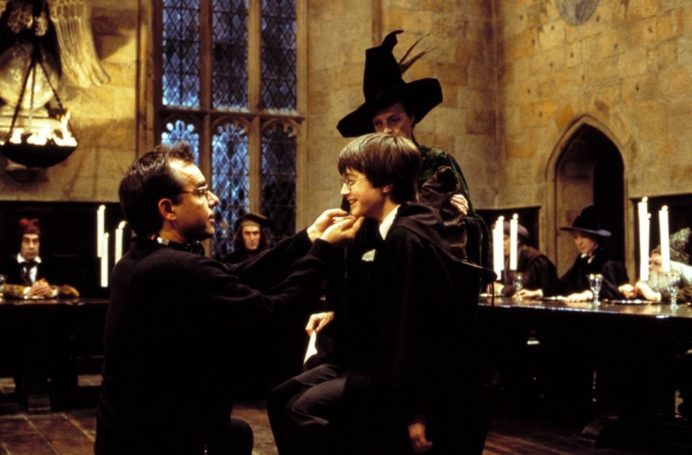 10. Режиссер Крис Коламбус использует "магию", чтобы изменить положение Дэниела Рэдклиффа и Мэгги Смит во время съемок "Гарри Поттера и философского камня" 2001 год