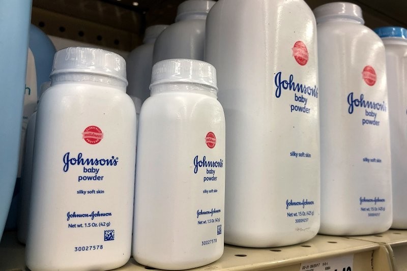 Компания Johnson & Johnson выплатит почти $9 млрд пострадавшим из-за присыпки, якобы вызывающей рак