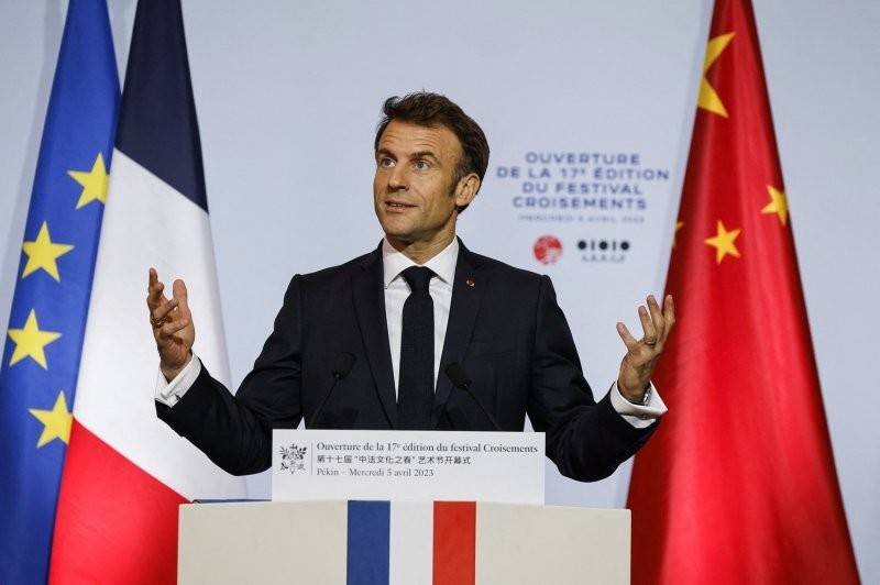 Макрон и ваза. В сети обсуждают "оскорбительный" подарок французского президента, который он привёз в Китай