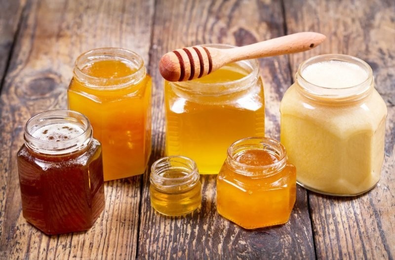 12. Мёд - единственная еда, срок годности которой никогда не истекает. Учёные нашли мёд, который был захоронен при фараонах в Египте, он всё еще съедобен