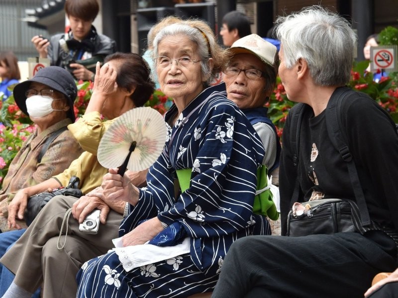 14. Возраст более 70 тысяч японцев превышает 100 лет