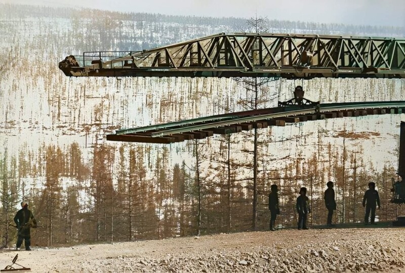 Строители укладывают железнодорожное полотно, 1979 год.