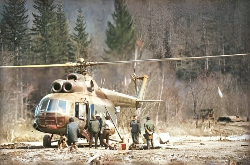 Вертолет Ми-8, доставляющий груз строителям БАМа на берег реки Таюры, 1974 год.