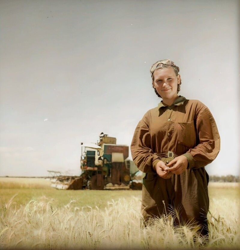 Девушка-комбайнер.  Украинская ССР, 1950-е.