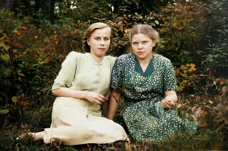 На прогулке в парке. Тамара и Зоя Обручниковы.  Москва, Измайловский парк, 1950 год.