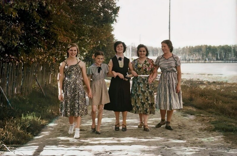 На прогулке.  Московская обл., с. Жаворонки, 1952 год.
