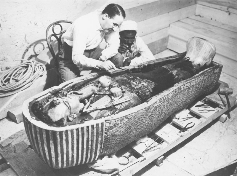 12. Тутанхамона мумифицировали с эрегированным пенисом. Считается, что орган установили по углом 90 градусов специально. Так сделали, чтобы Тутанхамон выглядел подобно Осирису - богу подземного мира