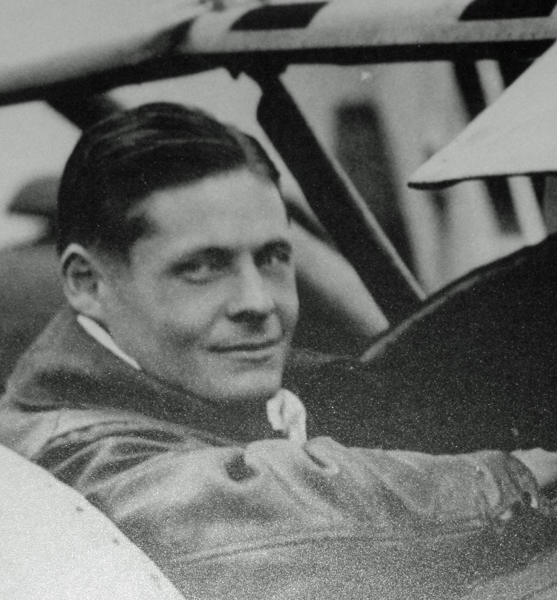 15. В 1912 году инженер Лоуренс Сперри создал первый автопилот. Он не мог не воспользоваться своим изобретением. В 1916 году он занялся любовью со своей возлюбленной Синтией Полк прямо во время полёта над Лонг-Айлендом