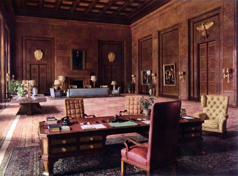 1. Кабинет Гитлера в его резиденции в Баварских Альпах. Ремонт и обстановка резиденции стоили колоссальных средств