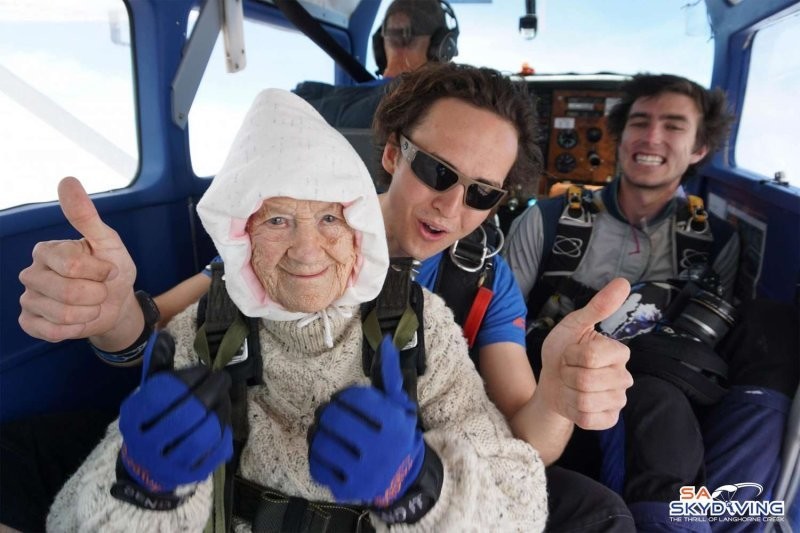 6. Самая пожилая женщина, прыгнувшая с парашютом