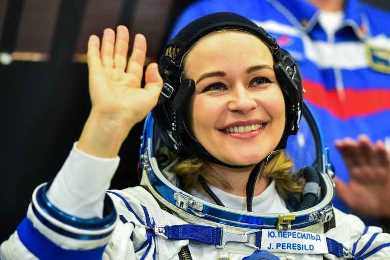 "Окропила колесо". Актрисе Юлии Пересильд перед полётом в космос пришлось пописать на автобус