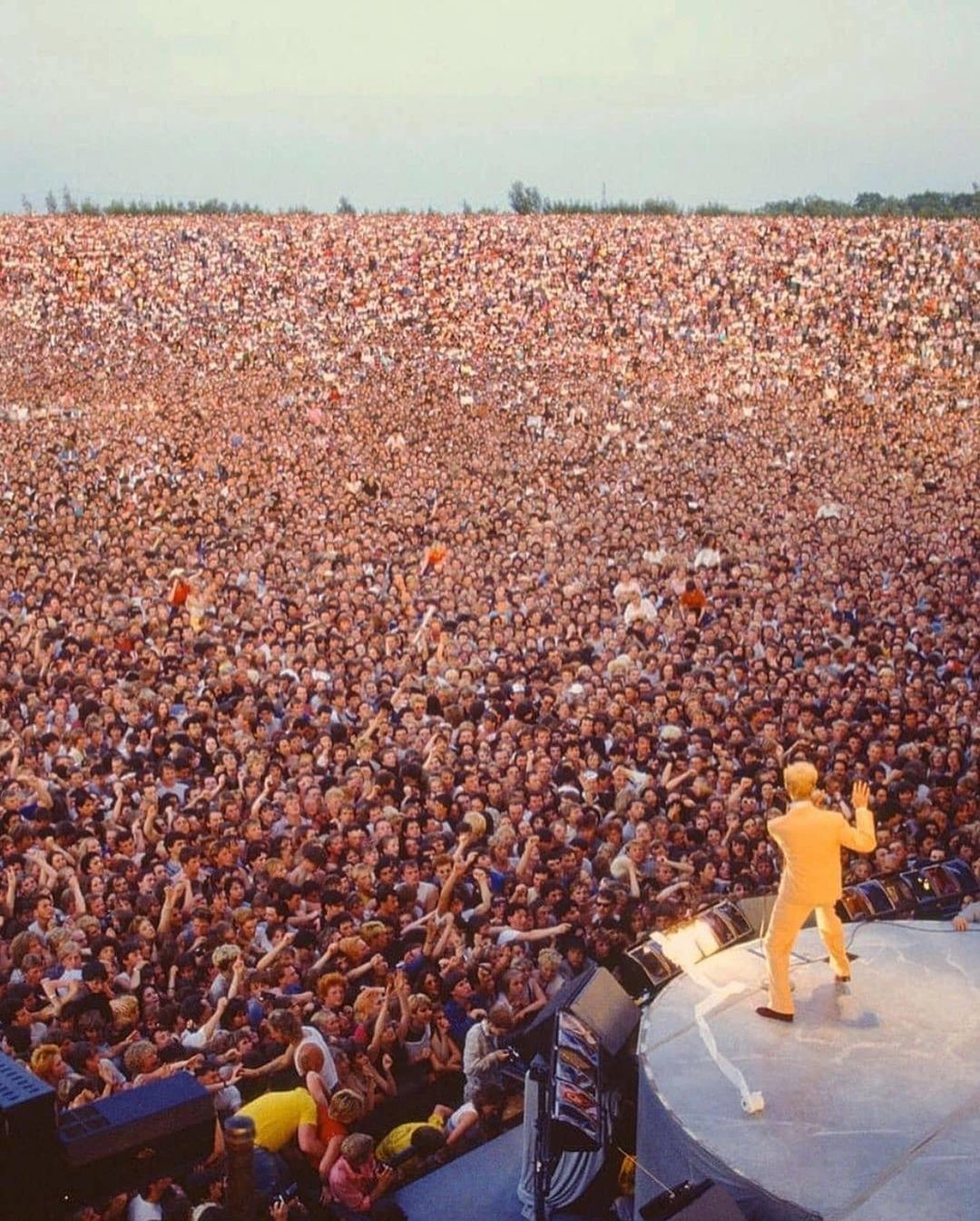 5. Дэвид Боуи выступает перед огромной толпой в 1983 году