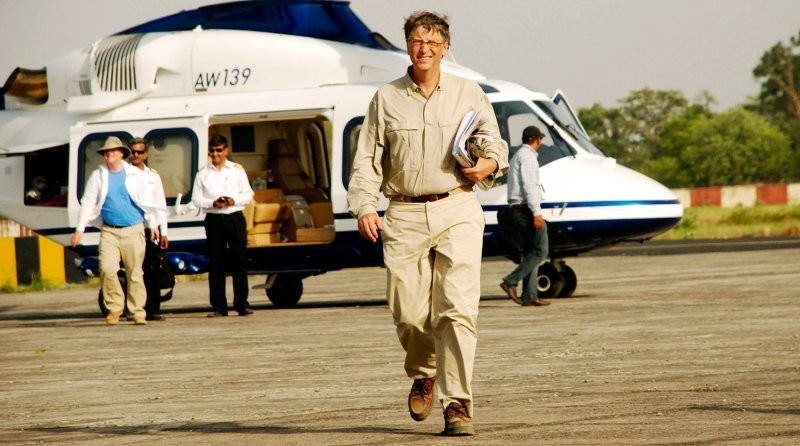 13. Билл Гейтс на фоне частного вертолёта во время визита в Кению
