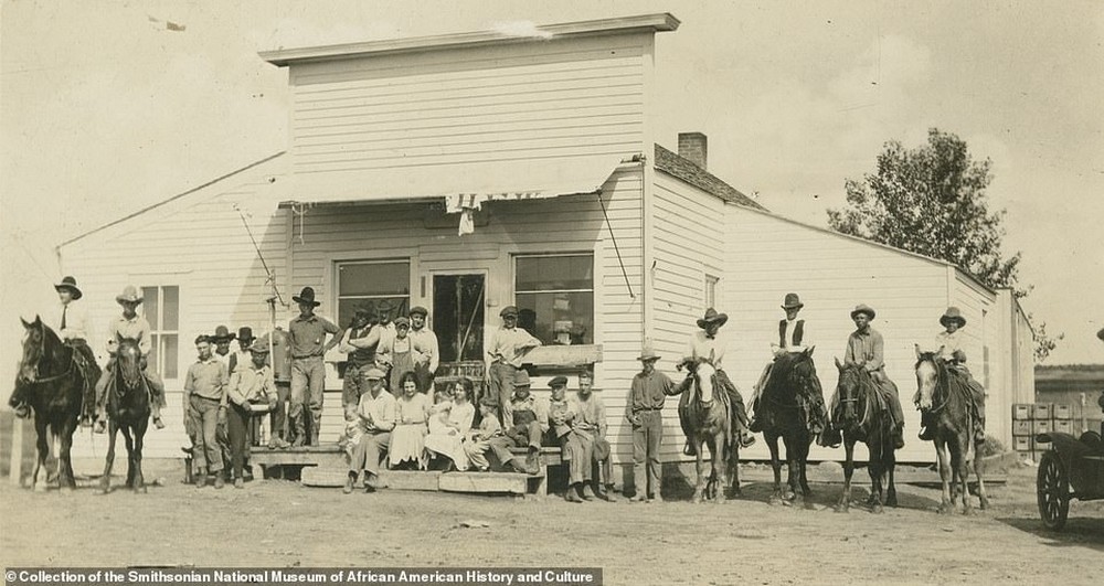 19. Мужчины и женщины (некоторые из них на лошадях) у витрины магазина в городе Литтл-Игл, Южная Дакота. Фотооткрытка 1922 года