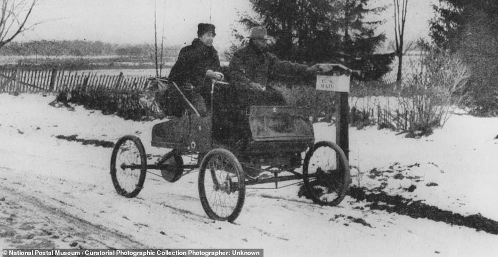 3. Курьер службы сельской доставки тестирует машину на заснеженном маршруте, «чтобы покрасоваться перед фотографом». 1905 год