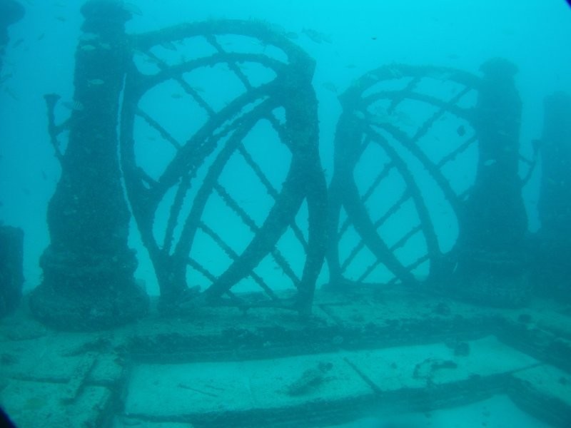 17. Ворота в подводное "кладбище" Neptune Memorial Reef во Флориде, США. Это крупнейший в мире искусственный риф на глубине 12 метров