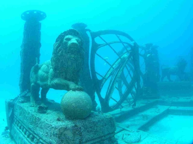 18. Статуя льва в подводном парке Neptune Memorial Reef