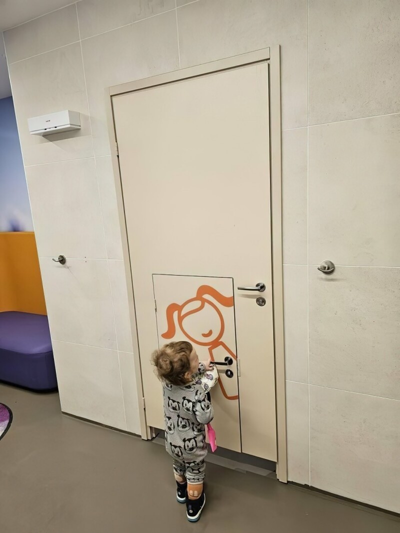 25. «Отдельная дверь для детей в общественном туалете»