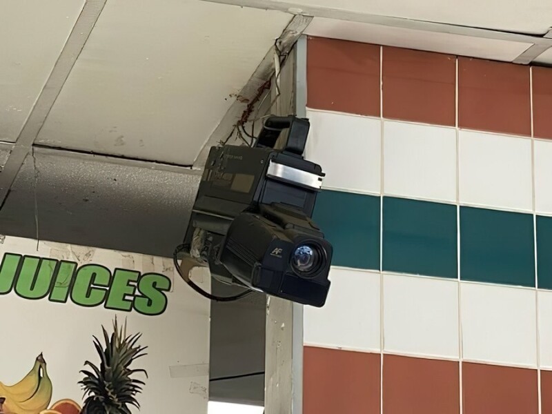 7. «В этом магазине пончиков на потолке висит камера видеонаблюдения формата VHS»