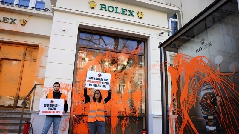 В Берлине климатические активисты облили краской фасады люксовых бутиков