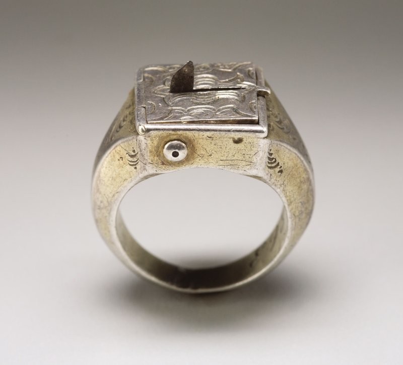 6. Кольцо 1860-х годов со скрытым лезвием
